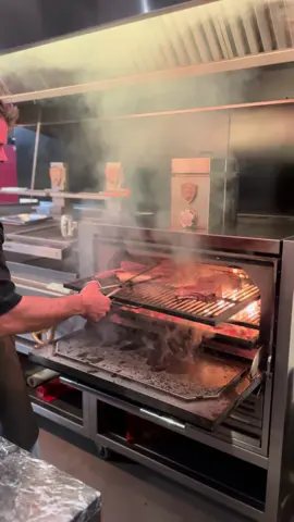 🔥 Chez Beef’Ør À FUEGØ VIVO🔥 Nos viandes maturées, choisies avec une sélection rigoureuse, sont cuites au bois, révélant des saveurs intenses et authentiques.