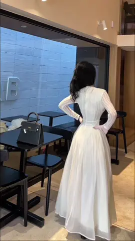 Đôi khi cả đời chỉ cần 1 người khen mình đẹp là đủ rồi…