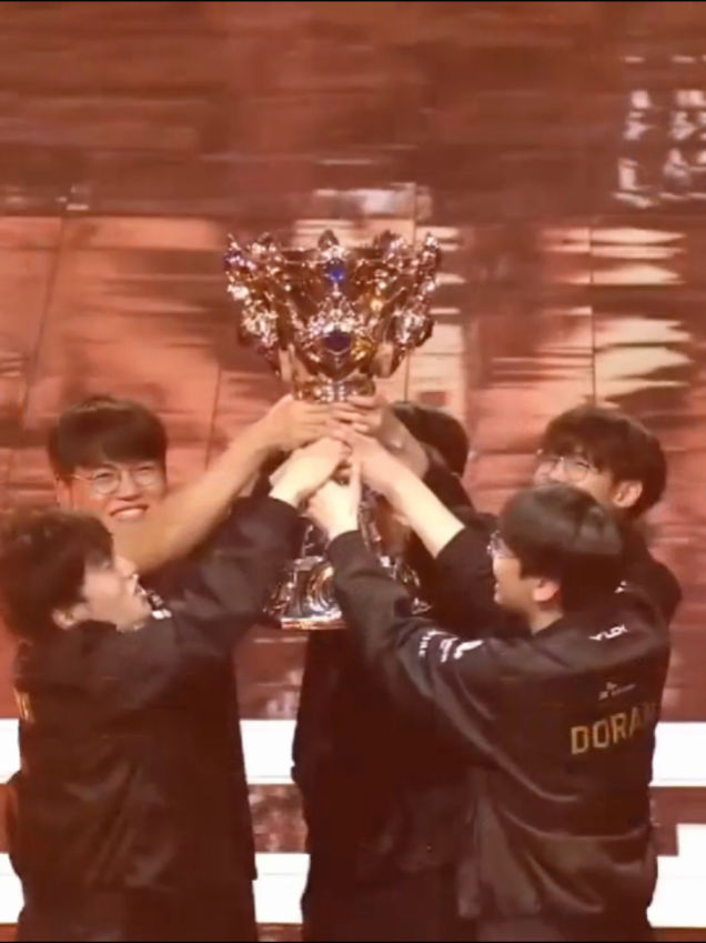 @T1 Are The 2025 Worlds Champions!!! Chiếc cup thứ 6 của T1, chiếc cup thứ 3 liên tục của OFGK, chiếc cup đầu tiên của Doran 🎉🎉🎉 Chúng ta làm đc rồi cả nhà ơi 😭 #Doran #Oner #Faker #Gumayusi #Keria 