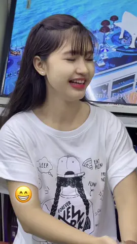 အချိုရည် အင်္ကျီ စွန်းမှာ စိုးလို့😁