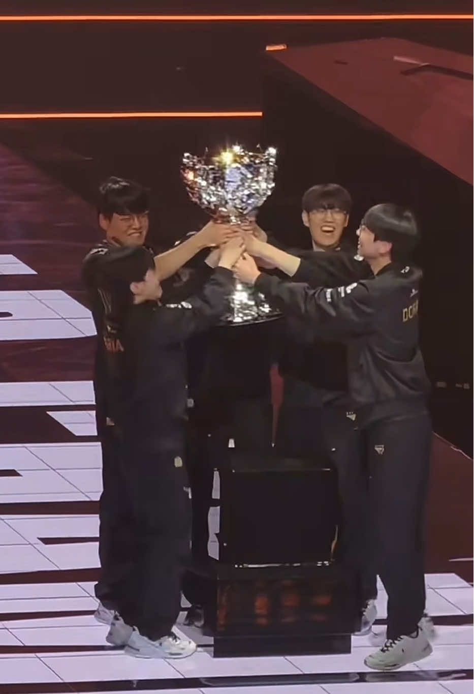 Hạnh phúc là khi thấy họ mỉm cười với chiếc cúp trên tay #t1win #faker#fakern #oner #gumayusi #keria #cktg2025 #fyp 