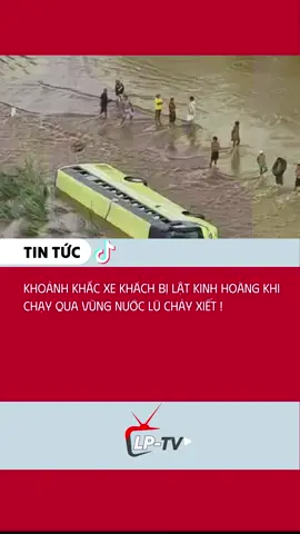 Khoảnh khắc xe khách bị lật kinh hoàng khi chạy qua vùng nước lũ chảy xiết #tintuc #tintuc #xekháchbịlậtkhichạyquanướclũchảyxiết #tinnong #news 