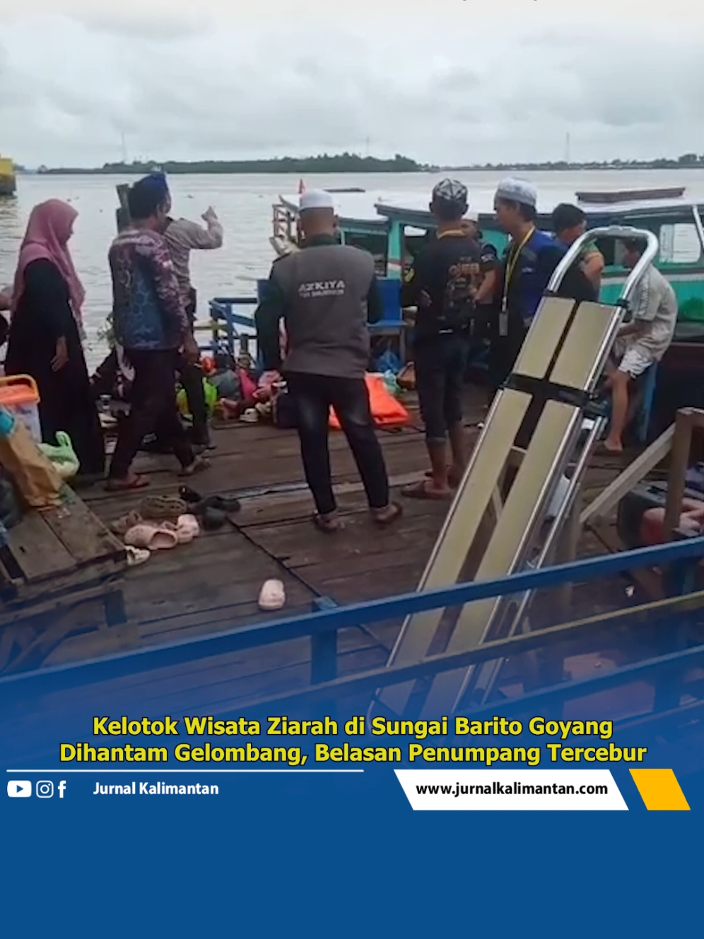 Kelotok Wisata Ziarah di Sungai Barito Goyang Dihantam Gelombang, Belasan Penumpang Tercebur JURNALKALIMANTAN.COM, BANJARMASIN - Sebuah perahu bermesin (kelotok) goyang karena dihantam gelombang di Sungai Barito, di kawasan Alalak Selatan, Kota Banjarmasin, Ahad (9/11/2025). Informasi dihimpun, kejadian tersebut mengakibatkan 13 dari 16 orang yang sedang duduk di atas atap kelotok terjatuh ke sungai, kemudian dievakuasi ke RSUD Ansari Saleh. Baca Berita Selengkapnya di jurnalkalimantan.com #banjarmasin  #peristiwa  #berita  #jurnalkalimantan 