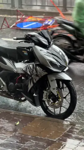 Xe z lội qua đường ngập nổi k #winnerx #temxe #rs150 #malaysia #rsx150rmalaysia 