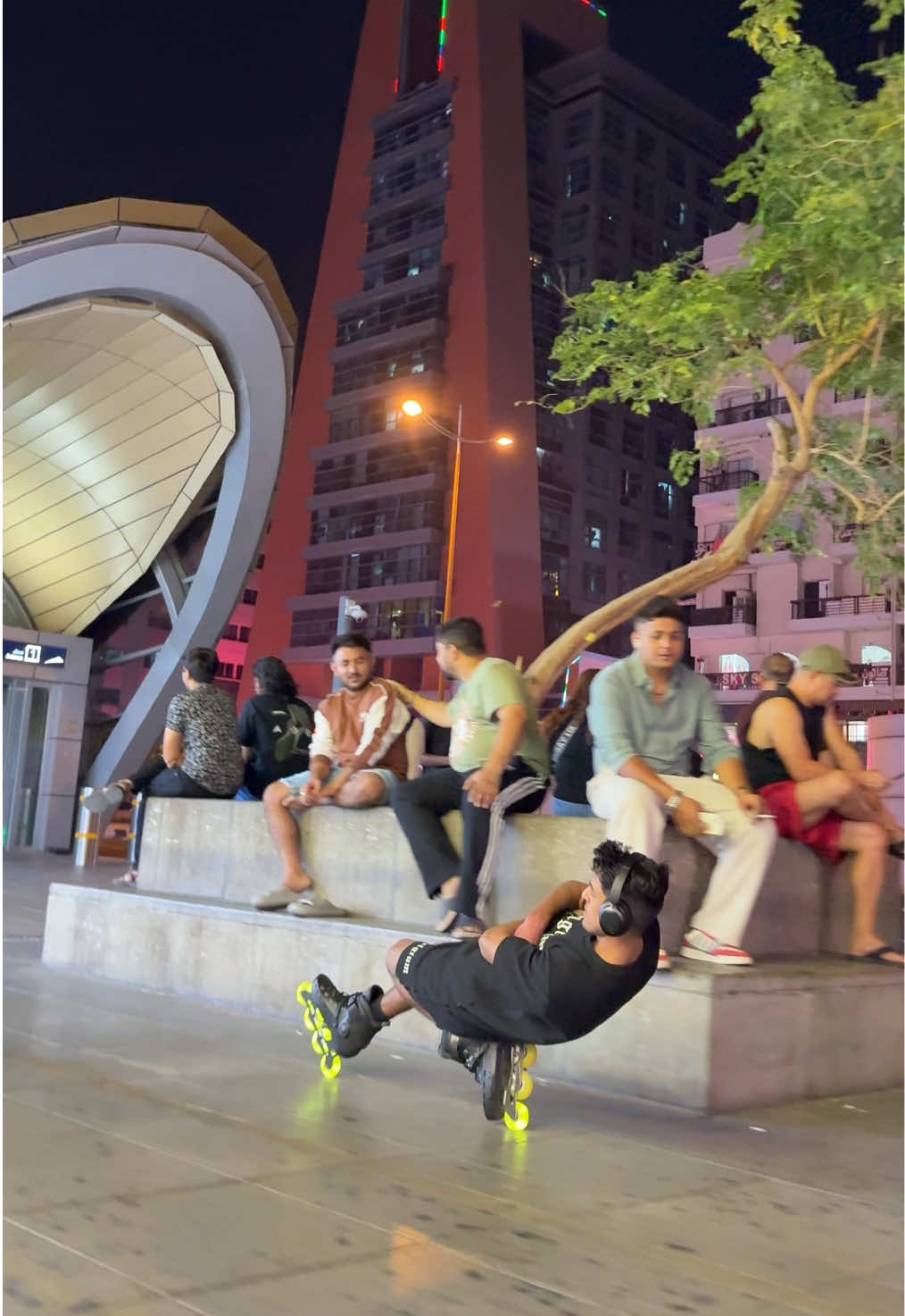 Public skating Reaction😎😜 #skatingdubai #urbanskater #akatingcoach #nightmarketrigga #skatinglover  