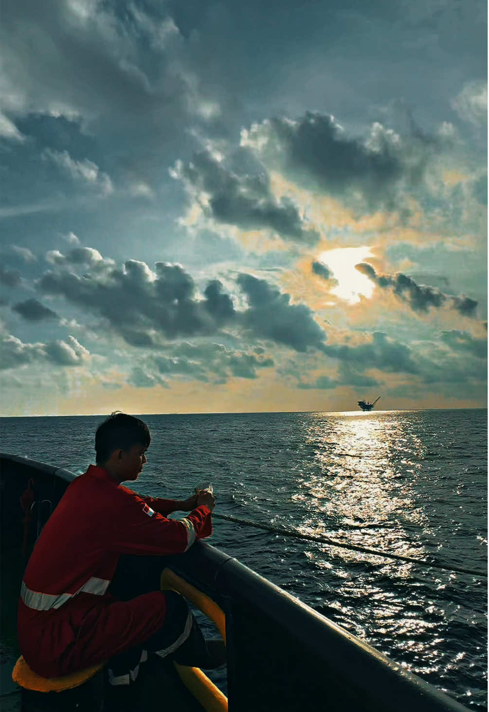 Kopi pahit tapi manis #pelautpunyacerita #fyp #offshorelife #ngopisantuy #sunsetvibes 