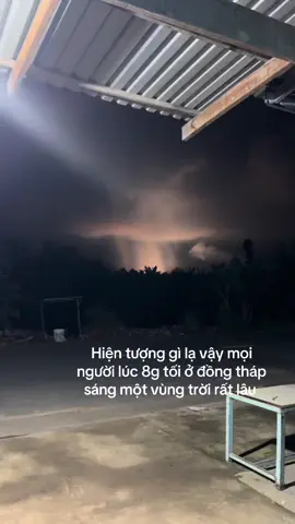 Đây là hiện tượng gì lạ vậy mọi người chớp sáng cả một vùng trời rất nhiều màu và kéo dài tầm khoảng 10p sấm đánh liên tục, sáng hơn cả ban ngày 😳