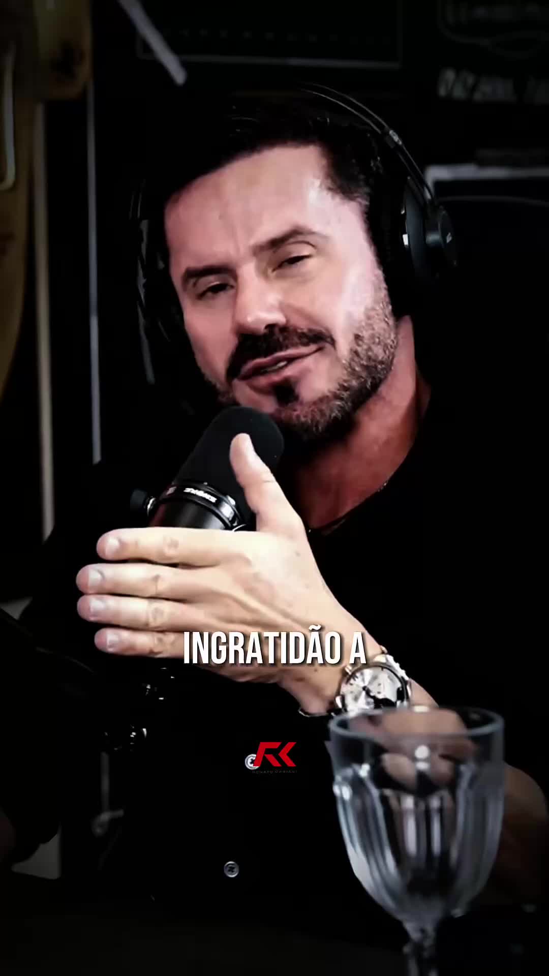 🚨 Defina um propósito. Não acorde dia após dia no automático, sem saber pra onde realmente quer ir. Você tem um emprego? Ótimo. Está feliz nele? Melhor ainda. Mas e o próximo passo? O que você pode fazer mais e melhor? Honre a vida que recebeu. A melhor forma de fazer isso é extraindo o seu máximo e colocando toda essa energia em algo que você ama de verdade. Algo que faça seu coração queimar de tanto prazer em estar fazendo o que nasceu pra fazer. Não deixe o tempo passar sem traçar o caminho que deseja seguir. A vida acontece agora e o propósito é o que dá sentido a cada passo.