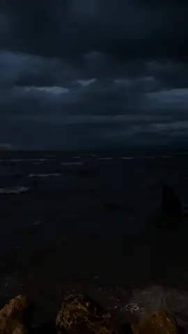 mengira lautan dangkal hanya karena permukaannya tenang padahal dasarnya bisa sangat dalam dan penuh misteri.