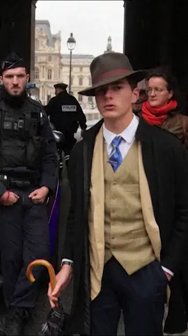 Det var Pedro Elias Garzon Delvaux, 15, som syntes i hatt tillsammans med poliserna utanför Louvren efter den spektakulära juvelkuppen. På internet spreds spekulationer om att han skulle vara en mystisk detektiv – nu träder han fram. #louvre #fashion #hat 