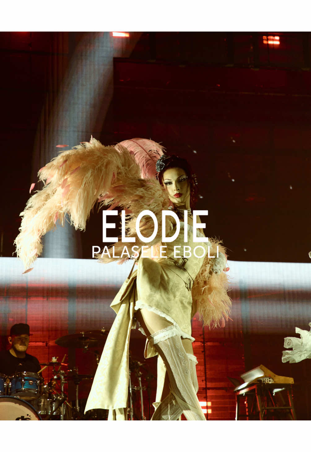 Tra ciprie, parrucche e sogni in corsetto  ✨ Sul palco di @ELODIE , lusso, eccesso e libertà di essere se stessə 🎀#DragQueen #QueerPerformance #StageMagic #elodie 