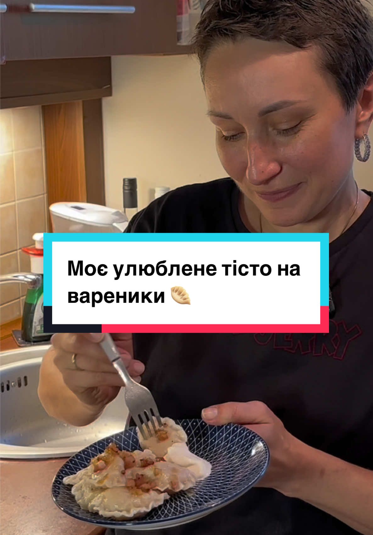 Вареники з квашеною капустою — аромат, що повертає у дитинство 💛Ніжне тісто, соковита начинка й зажарка з бекону або сала — це справжній домашній кайф! Тісто: – Борошно — 500 г – Яйце — 1 шт – Олія — 40–50 мл – Сіль — 1 ч. л. – Окріп — 240 мл Начинка: – Квашена капуста — 400 г – Бекон або сало — 100 г – Цибуля — 1 шт – Олія — 1 ст. л. (за потреби) – Чорний перець, щіпка цукру — за смаком Зажарка: – Цибуля — 1 шт – Бекон або сало — 80–100 г – Щіпка солі – Щіпка чорного перцю #lukostalife #рецепт #смачно #вареники 