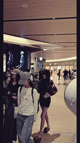 Here's the original. wonyuong walk 张元英一生怎么这么爽。想成为张元英。 #wonyoung #fyp #장원영 #ive 