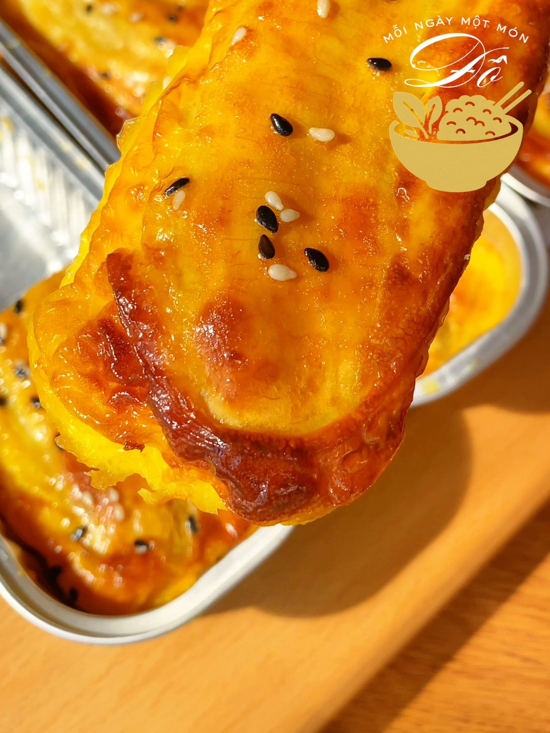 Không khó để hiểu vì sao món chuối nướng trứng sữa lại hot đến vậy. Chuối mềm ngọt hòa cùng vị béo nhẹ, thơm thơm, ăn mềm dẻo cực dễ nghiện. Người lớn hay trẻ con đều mê luôn 😄 #BánhChuối #ĂnVặtLànhMạnh #NồiChiênKhôngDầu