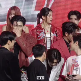 พี่ถาสะกิดปอนด์น่าจะแนะนำให้น้องผู้ชนะรู้จัก อันนี้คือคุณธีร์ซื้อหุ้น GMM TV ได้แล้วเหรอคะ 😆  #ppnaravit #phuwintang #pondphuwin #GMMTVPOCKYIDOL_FINALSTAGE 