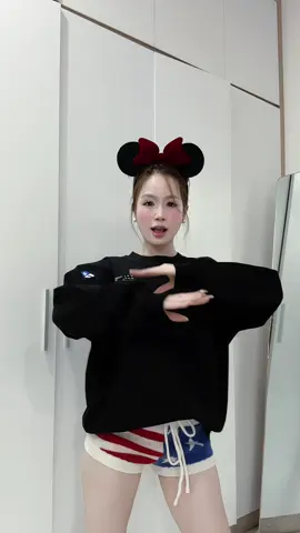 mickey tập nhảy 😇 #fide #fidé #sweaterfide #xuhuong #fyp dc@Thư Thor ᐢ. .ᐢ 