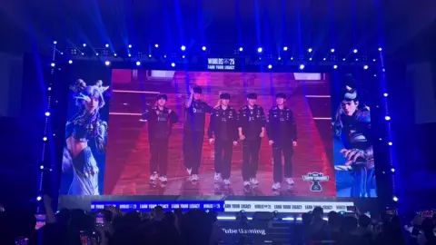 Gửi mọi người chút không khí của buổi Viewing party giữa T1 và kt ROLSTER #Worlds2025 #leagueoflegends #lolesports #T1 #T1WIN