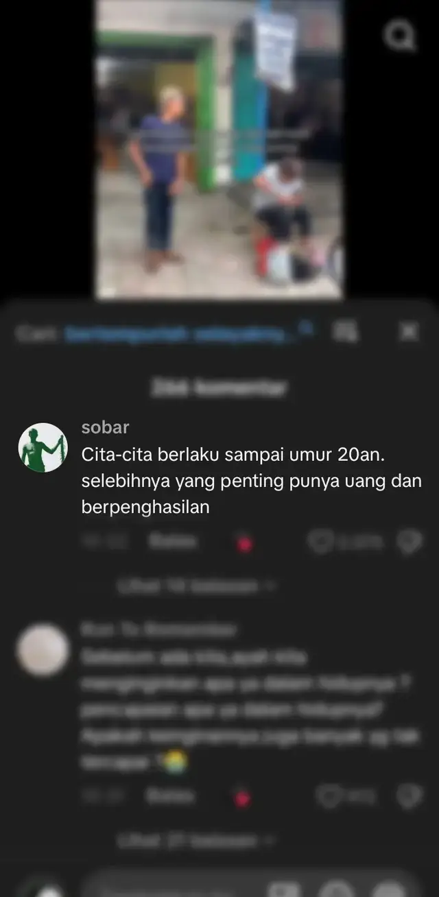 Bahan-bahan: 4 lembar roti tawar Mentega atau margarin secukupnya Coklat meses / keju parut / selai kacang / selai strawberry (sesuai selera) Susu kental manis (opsional, untuk topping) --- 🔥 Cara membuat: 1. Panaskan teflon di atas api kecil. 2. Olesi kedua sisi roti tawar dengan mentega atau margarin. 3. Panggang roti di teflon, bolak-balik hingga kedua sisinya kecokelatan dan harum. 4. Angkat satu lembar, lalu olesi bagian dalam dengan isian pilihanmu (meses, keju, selai, dll). 5. Tutup dengan roti lain, tekan sedikit agar menempel. 6. Potong sesuai selera dan beri topping susu kental manis atau parutan keju tambahan di atasnya. --- 💡 Tips: Gunakan api kecil agar roti tidak gosong. Kalau mau lebih gurih, bisa tambahkan sedikit gula dan kayu manis bubuk di mentega sebelum dioles. Bisa juga pakai grill pan atau toaster agar tekstur lebih crispy. Mau saya buatin versi roti bakar kekinian ala kafe juga (pakai topping premium seperti Oreo, Milo, atau Lotus)?