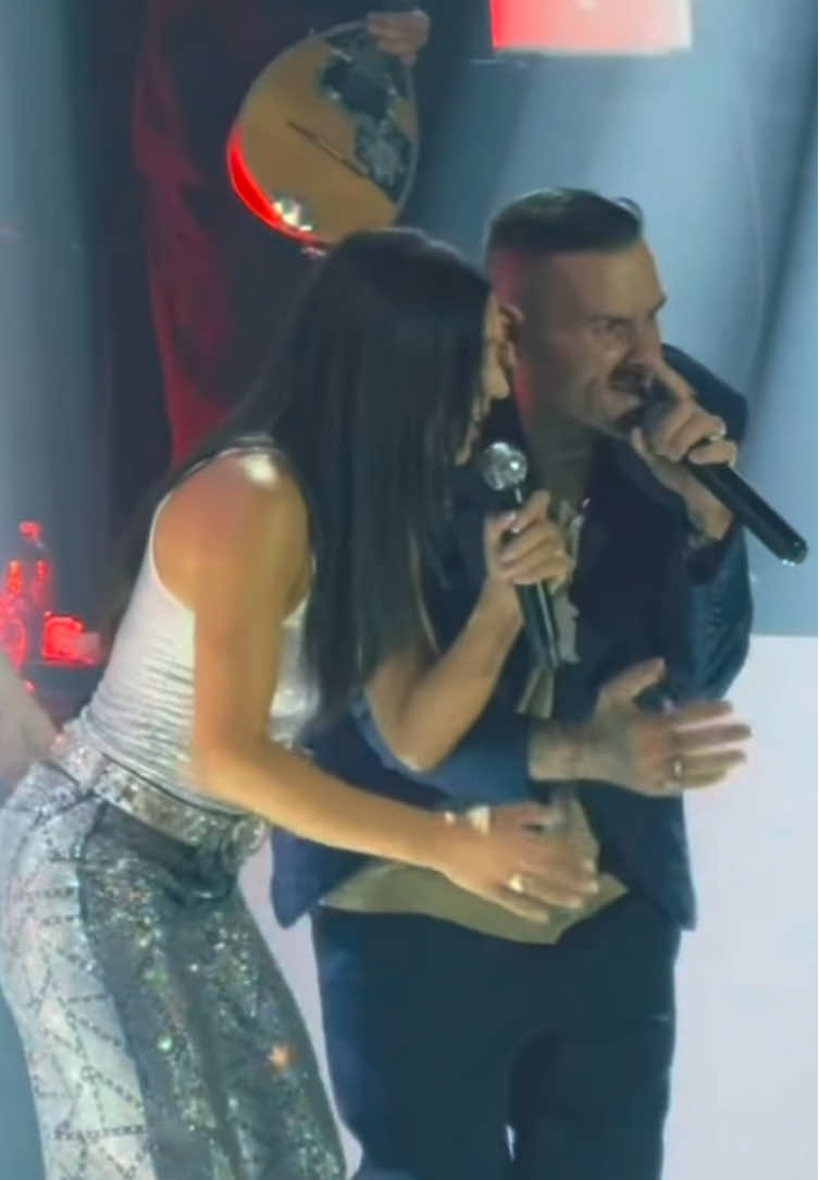 Στα Μαύρα τα Μεσάνυχτα 😍 Η Ιουλία χθες Υποδέχθηκε επί σκηνής το Θηρίο και ξανακούσαμε αυτόν τον ύμνο τόσων χρόνων που ποτέ δεν Ξεχνιέται και μένει ανεξίτηλος…. @iouliakallimani_OFFICIAL #iouliakallimani #mavramesanyxta 