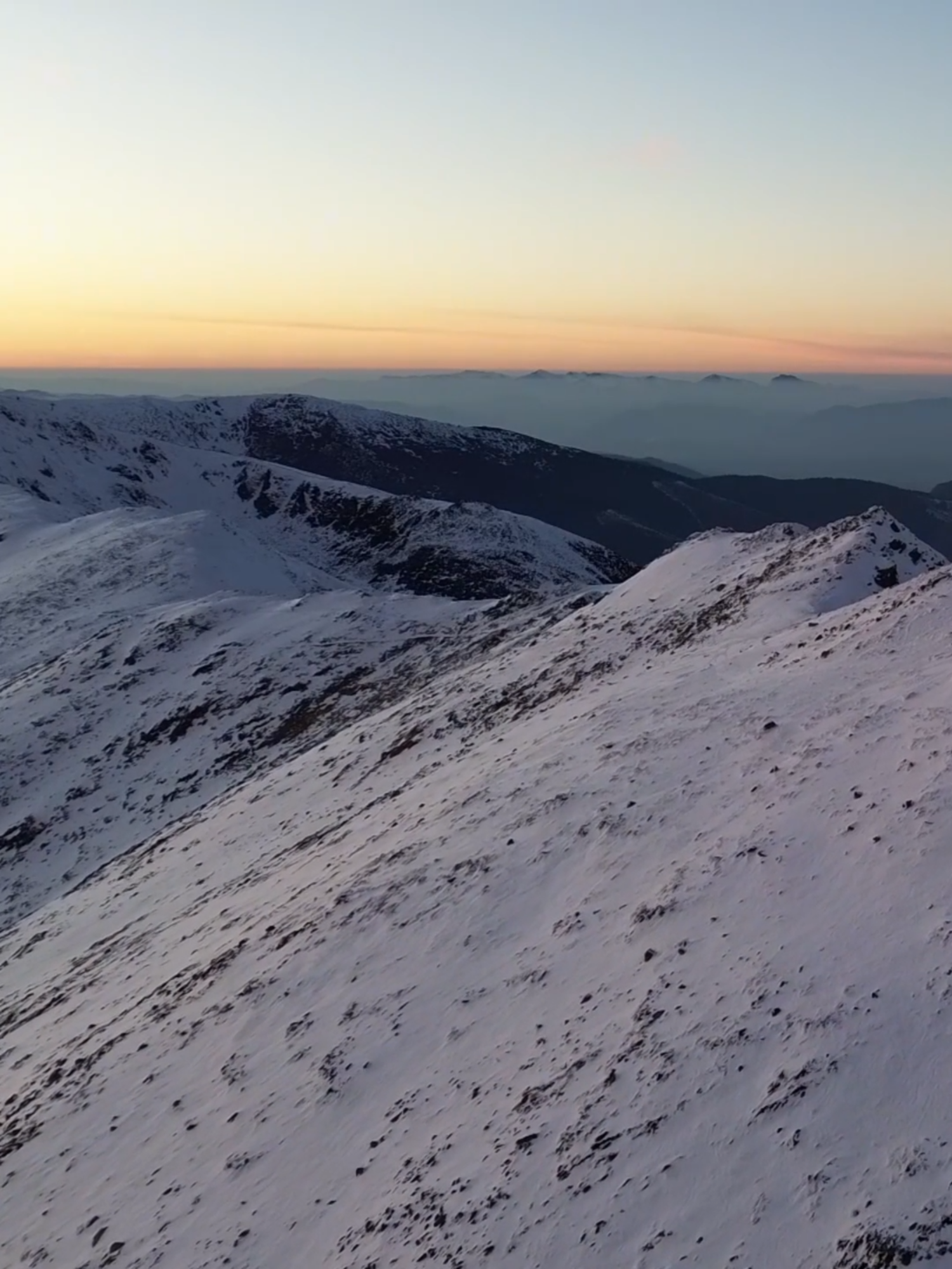 Nie bój się być dobrym. Świat potrzebuje ludzi z sercem „Bądź człowiekiem, sercem żyj.” 🌿✨ #polskamuzyka #dobro #empatia #piosenka #serce