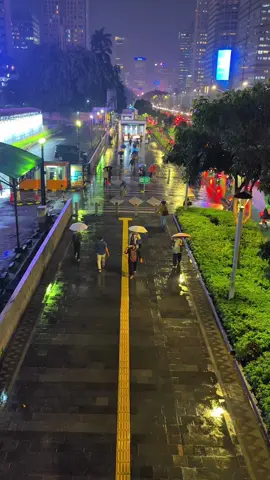 vibes malam kala hujan kemarin.. • • #citylightsjakarta #citylightvibes #citylife #foryoupage #fyp 