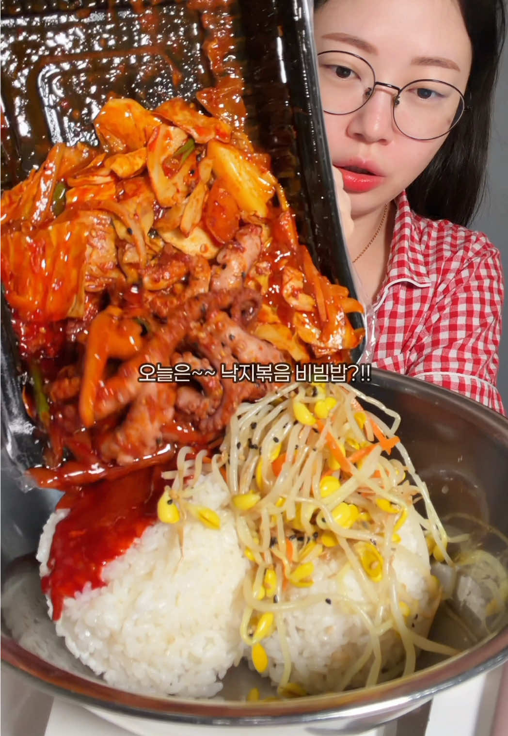 낙지볶음 비빔밥 올만에 먹어봤어요!! 불향 가득한 낙지볶음에 아삭아삭한 콩나물까지 완벽해!!! +물김치도! . . #낙지볶음 #비빔밥 #mukbang #먹방 #koreanfood 