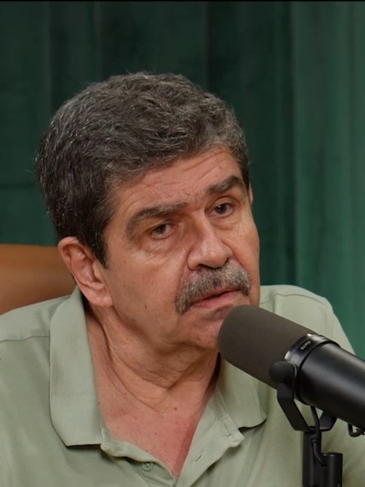 Pe rețelele de socializare Radu Paraschivescu s-a confruntat cu fel și fel de comentarii. Unii spun despre el că este un om al sistemului, agentul lui Soros sau chiar trădător de țară. Powered by @labradeanu (P) Acest material conține plasare de produse. #unpodcast #boofmedia #labradeanu #raduparaschivescu