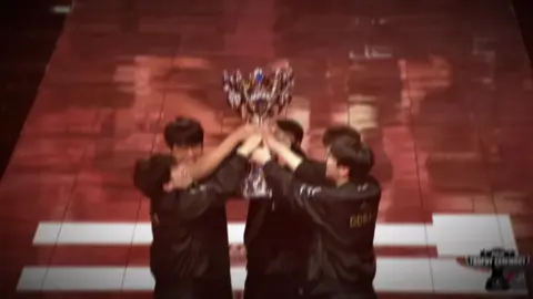 😭quá bận để bây giờ mới cook được ĐẾ VƯƠNG THÌ PHẢI CÓ LONG NGAI! Cuối cùng sau bao nhiêu ngày tháng thì chúng ta cũng được thấy HJFGK nâng cup dưới phái giấy rồi😭 ⭐️⭐️⭐️⭐️⭐️⭐️ 6 ngôi sao và 3 năm VÔ ĐỊCH LIÊN TIẾP. Không thể tin được❤️‍🩹 quá giỏi rồii✨#t1 #t1win #hjfgk #cktg2025 #xh 