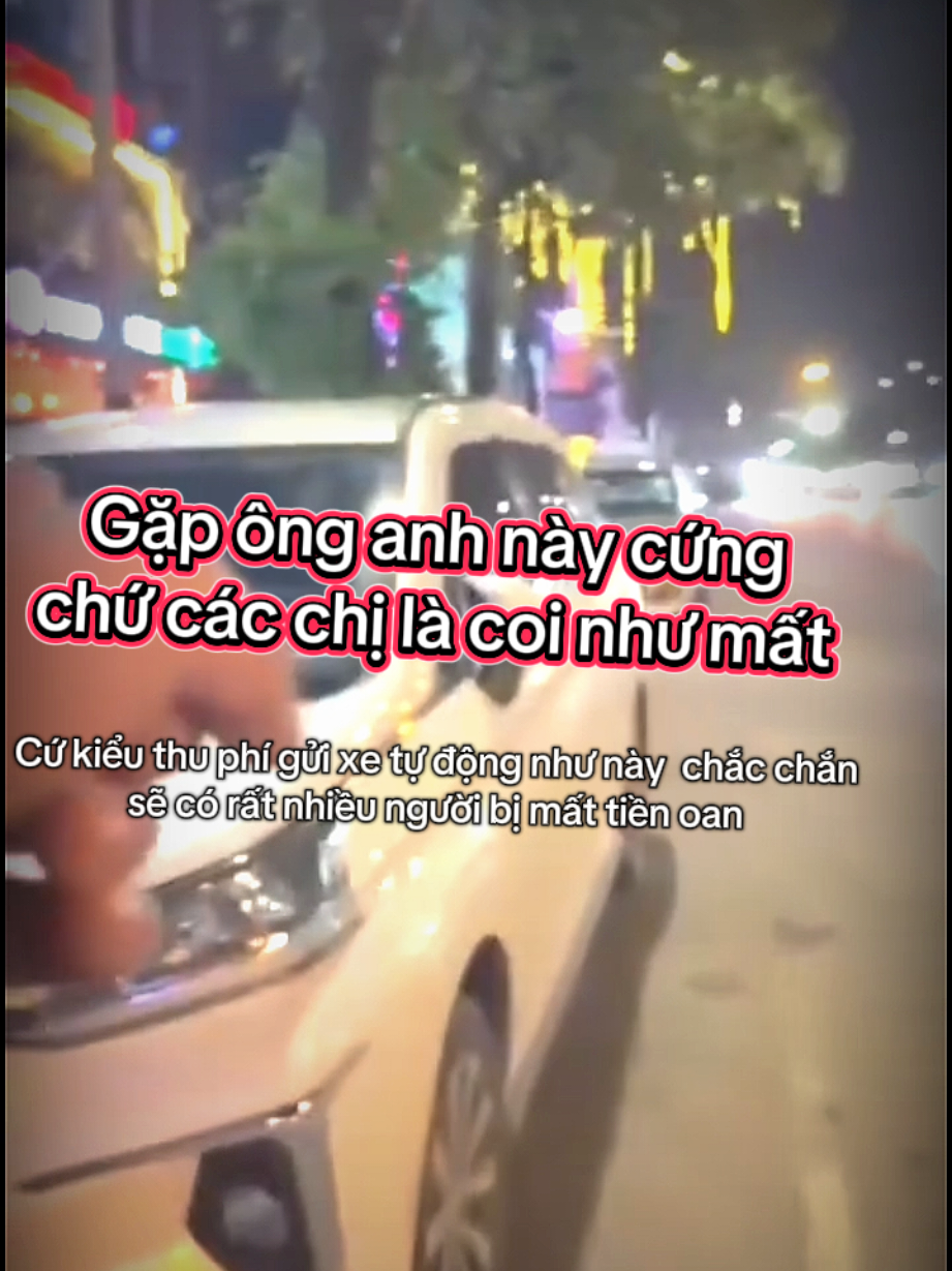 đậu xe bên đường vào quán cơm mua cơm chưa được 5 phút , thanh niên trông xe ở ngoài vác máy quẹt thẻ thu phí  gửi xe tự động 25k 