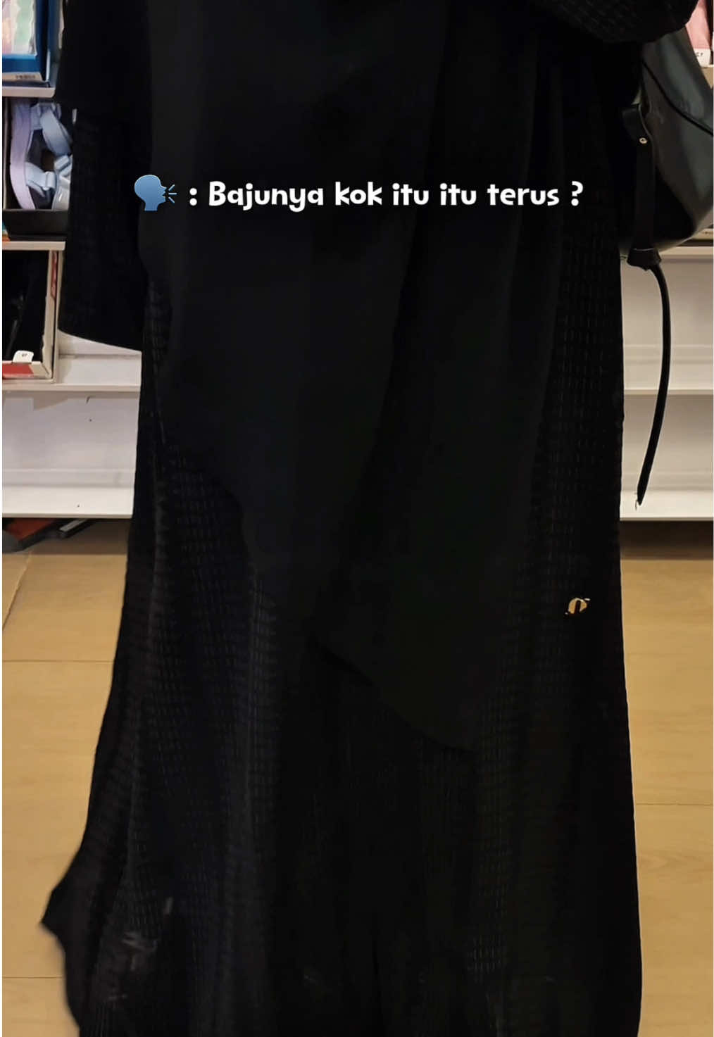 Ternyata aku bisa keluar dengan baju yang itu itu aja. Tas 1 buat semua outfit. That’s perfectly normal ✨  wearing abaya @Namera ID #capsulewardrobe #abaya #blacklovers #fyp