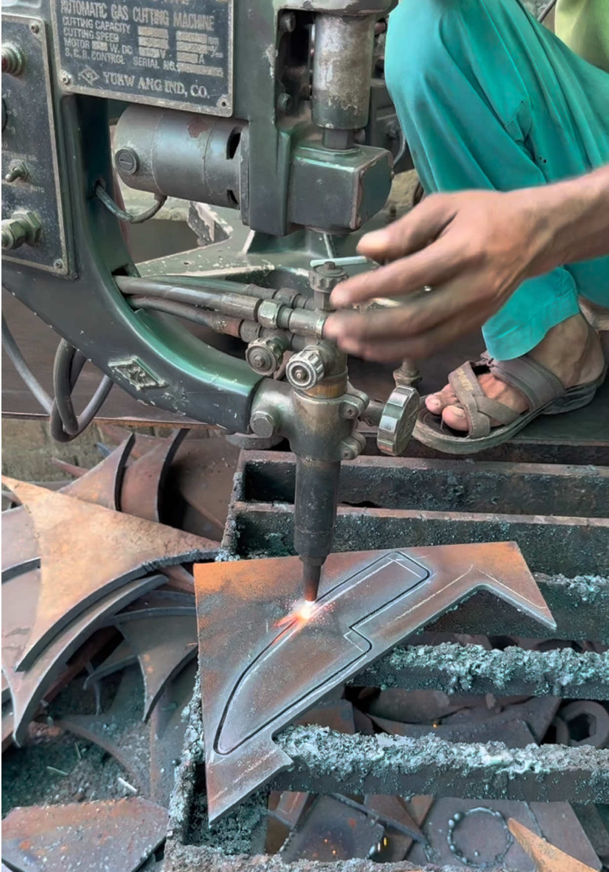 ⚡ Plasma Cutting Secrets 🔥 From Scrap Steel to Ultimate Knife Blade Making!! #trendingvideo #viral_video #foryoupage❤️❤️ #plasmacutter #fypppppppppppppp 