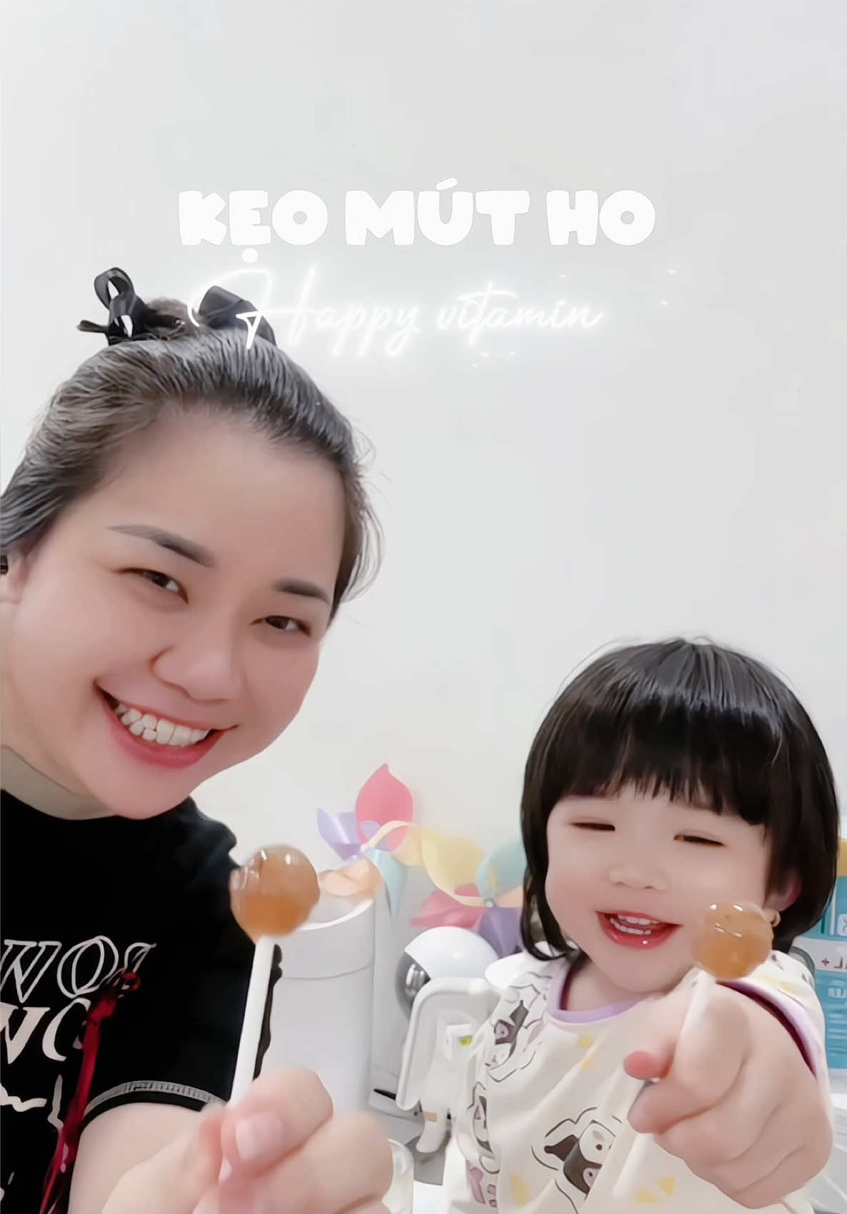 Kẹo mút ho ngon như kẹo thường, mùa đông rồi mẹ thủ sẵn Kẹo mút ho keo ong lá thường xuân của nhà Happy vitamin nha con có bị ho nhẹ hay ngứa họng dùng được luôn nè #happyvitamin #keomutvitamin #keomuthokeoong #mengotho #xuhuong 