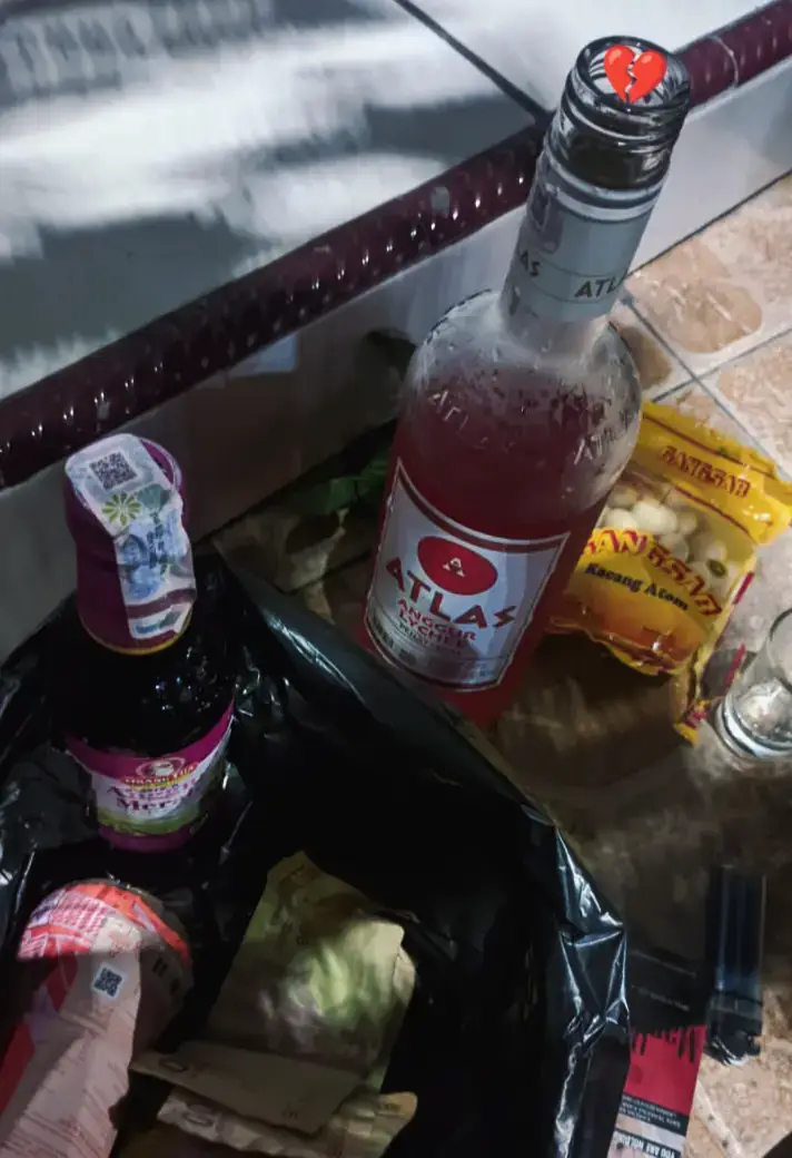 Berikut cara mudah membuatnya: Waktu membuat: 15 menit Untuk 2 porsi Bahan-bahan: 1 bawang putih Sebutir telur 1 bawang merah Kerupuk oren mentah secukupnya 1/4 bonggol kol Daun bawang secukupnya 1 kemiri 2 cm kencur 3 cabai rawit Garam dan penyedap Cara membuat: Pertama, haluskan bawang putih dan merah, kemiri, kencur, dan cabai, lalu tumis sampai harum. Lalu, masukan telur, lalu orak arik. Berikutnya, tambahkan satu gelas air, lalu masukan kerupuk oren. Masak sampai kerupuk mengenyal. Selanjutnya, setelah kerupuk matang, tambahkan kol dan daun bawang. Kemudian, tambahkan garam dan penyedap, koreksi rasa. Seblak siap kamu sajikan #fyp 