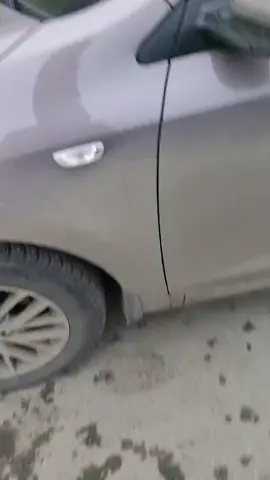 RGB-подсветка — это технология освещения, в которой используется красный, зелёный и синий свет для создания широкого спектра цветов и оттенков.  peak-leds.ru ledyilighting.com Светодиодная лента RGB содержит специальные диоды, каждый из которых отвечает за свой цвет. Смешивая их в разных пропорциях, можно получить практически любой оттенок радуги.  peak-leds.ru В основе системы лежит контроллер, который управляет интенсивностью каждого цвета. Контроллер отправляет сигналы на красный, зелёный и синий каналы, регулируя их яркость.  peak-leds.ru Некоторые преимущества RGB-подсветки: Экономичность — потребление энергии ниже традиционных источников света. Долговечность — срок службы до 50 000 часов. Гибкость использования — возможность монтажа на любых поверхностях. Безопасность — низковольтное питание. Простота управления — интуитивно понятные контроллеры.   peak-leds.ru RGB-подсветка широко применяется в различных сферах, включая торговые центры, рестораны, ночные клубы, офисы, магазины.