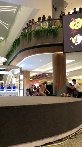 biasanya liat yang cosplay silent hill di tiktok, sekarang bisa liat secara langsung dan dibuat takjub! buat siapapun kakak yang cosplay di video ini, kamu keren banget!!! cosplayer : nico.zhvr #silenthill #ciplazgarut #cosplayer #fyp 