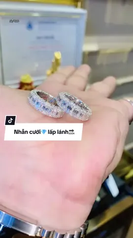 Mẫu nhẫn cưới thiết kế sang trọng và lấp lánh giành cho các cặp đôi tại #tamluxury #jewelry #diamond #nhancuoi #phukienthoitrang 