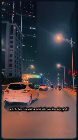 Anh ấy Thích ngủ nhưng không bao giờ ngủ đủ giấc. Anh ấy ghét đi làm nhưng đi không thiếu ngày nào..