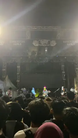 Semakin Tua Semakin Punk di bawakan oleh @𝗦𝗨𝗞𝗔𝗧𝗔𝗡𝗜 𝗕𝗔𝗡𝗗 X @Dongker di @showvibes.project  #sukatani #dongker #jogja24jam #fyp 