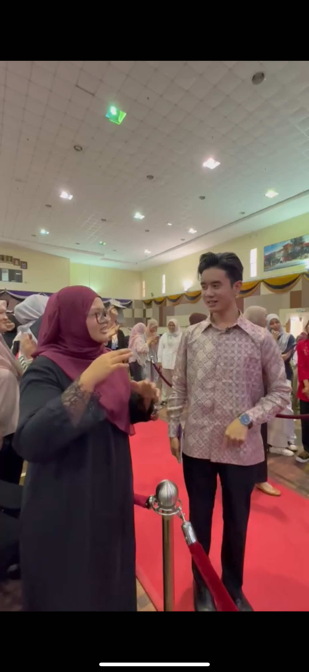 Jika sebelum ini saya selalu mengupas topik kesihatan mental, pada kali ini sedikit berbeza. Di UiTM Cawangan Melaka, Kampus Alor Gajah, saya dijemput oleh Unit Psikologi & Kaunseling untuk berkongsi topik mengenai keyakinan diri. Saya menggunakan tayangan slide untuk paparan visual supaya pelajar lebih memahami proses dan langkah-langkah membina keyakinan diri. Program yang dihadiri hampir 600 orang pelajar ini juga dianjurkan dengan kerjasama dari Kelab Rakan Kaunselor.  Sebenarnya, kita semua adalah orang yang yakin. Tapi apa yang saya yakin untuk buat, mungkin awak tak yakin. Dan apa yang awak yakin buat, mungkin saya pula yang tak yakin. Kita semua berbeza-beza. ❤️