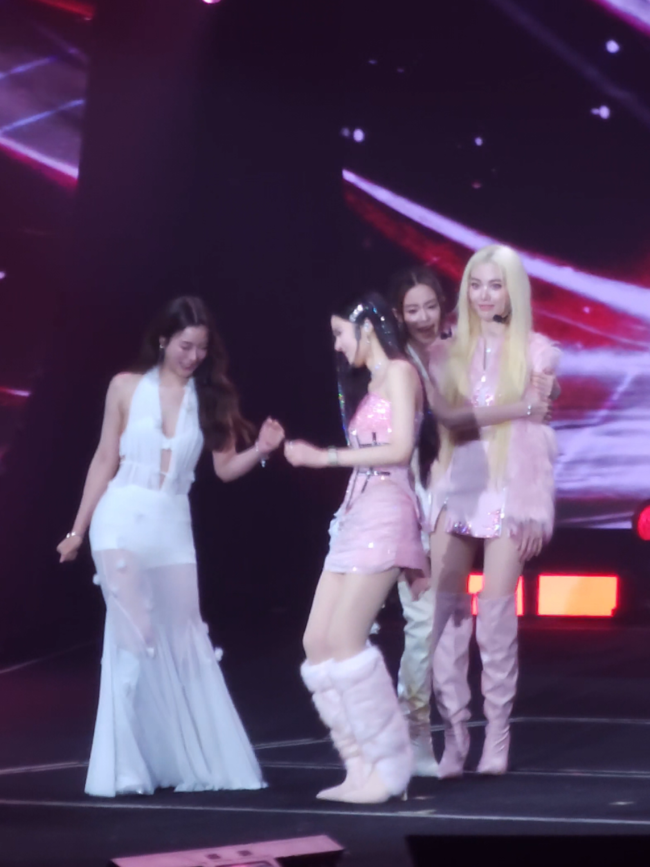 เมื่อคนในฮอลล์กรี้ดหลิงแบม น้องออมต้องใจเย็นๆนะลูก 😂 #lingorm #หลิงออม #หลิงหลิงคอง #ออมกรณ์นภัส #lingorm1stfancon 