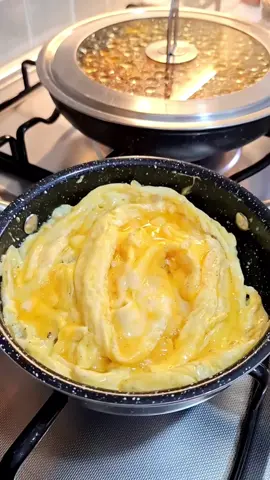 #tornadoegg #scrambledeggs #howtomakeeggs #omeletterecipes #eggrecipes 