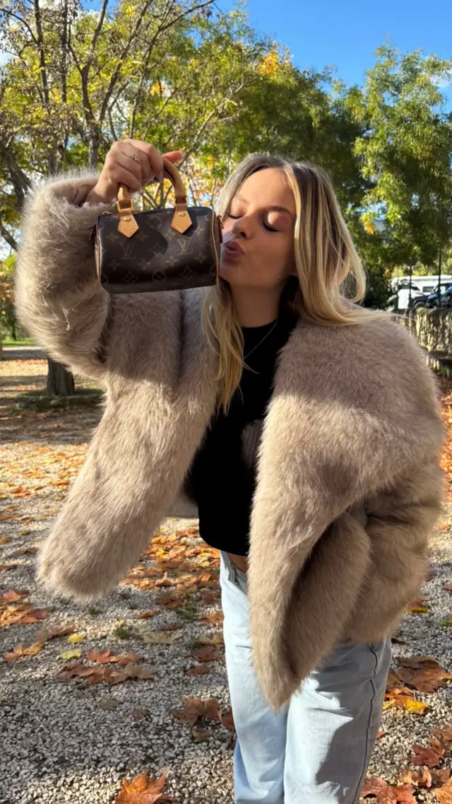 À l’approche des 200K (dans un petit moment mais j’y crois 🥺) Je vous donne l’opportunité de gagner un sac Louis Vuitton de chez @Vestiaire Collective ! Pour gagner:  • me suivre sur Tiktok et Instagram  • Liker ce post  • Identifier 3 personnes  • Repartager ce post Tirage au sort le 10 décembre 🍀 #giveaway #concours 