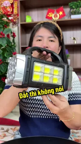 Đèn pin xách tay đa chức năng tiện dụng ạ#haxinh9x #xuhuong #denpin #denpinsieusang #denpinnangluongmattroi 