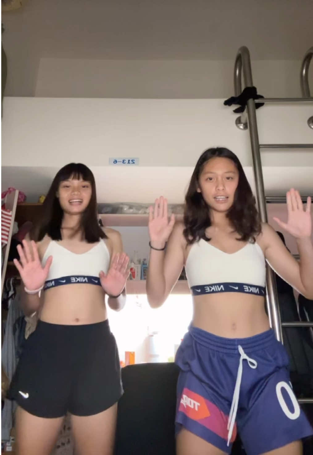 @huhuixin 對不起我不不跳 好傷眼哈哈哈