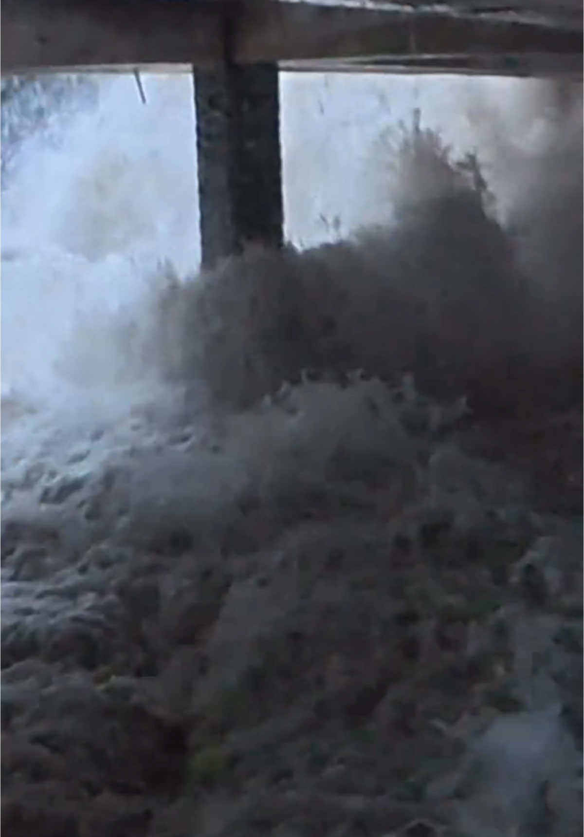 นาทีคลื่นสูงซัดกระหน่ำเข้ามาในโรงแรม บริเวณชายฝั่ง ในจังหวัดเอาโรรา ทางตะวันออกของลูซอน จากอิทธิพลของซูเปอร์ไต้ฝุ่น“ฟงวอง”ที่เคลื่อนตัวขึ้นฝั่ง #ตามไปไหน #นักข่าวภาคสนาม #ข่าววันนี้ #ข่าวtiktok #วัชรา #คลิปโซเชียล #Watchara #นักข่าว #สนามข่าว 