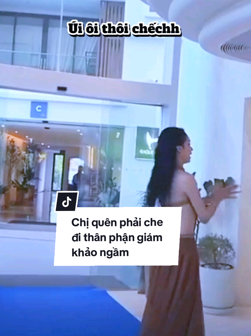 Úi ôi thôi chếchh chị quên phải che đi thân phận giám khảo ngầm. Quên mang sash rồi baby. Đợi chị vô lấy cái nha 😂🇻🇳 #huonggiang #funny #yfpシforyou #missuniversevietnam #viral 