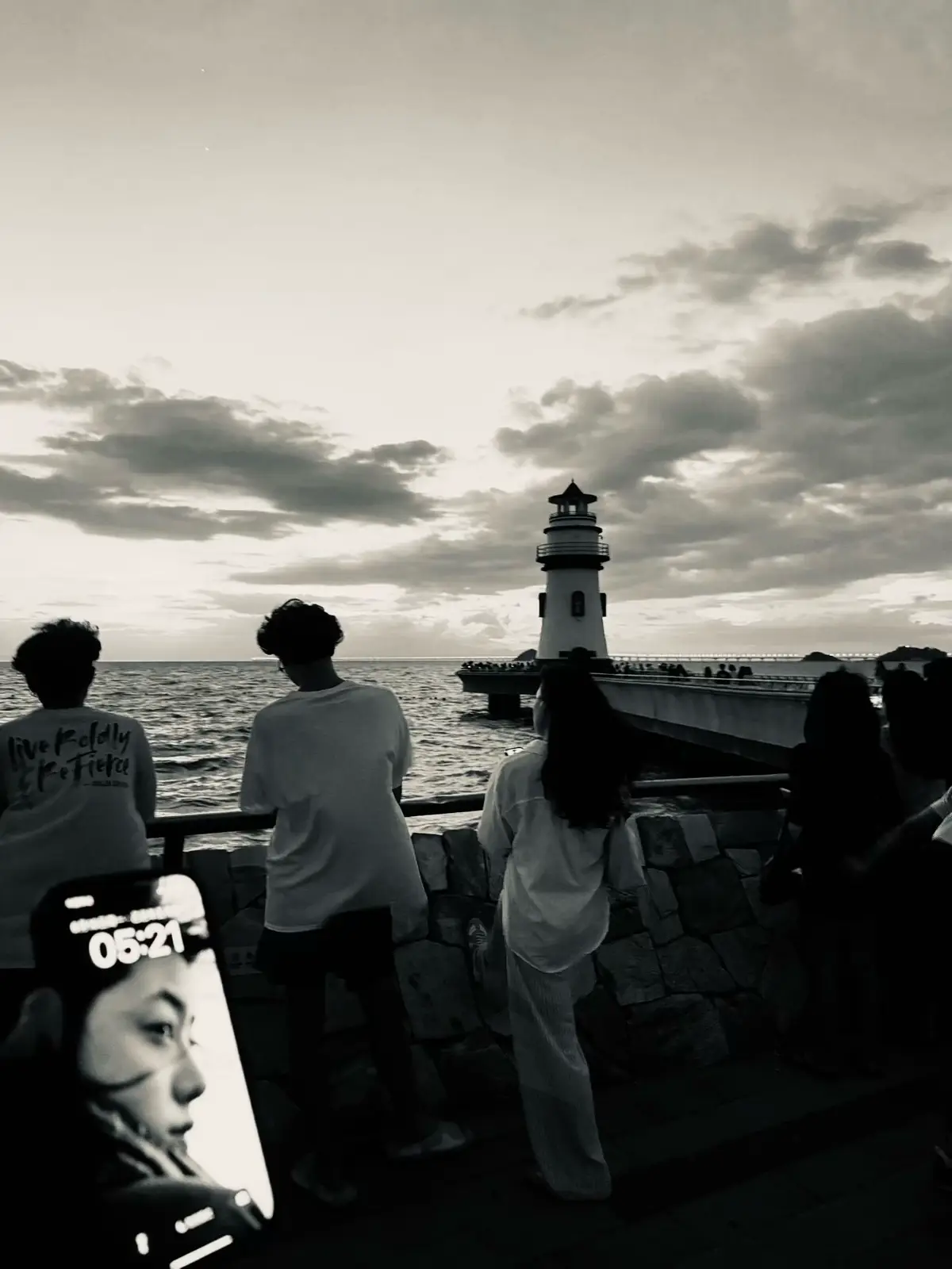 生活不会给你一切，但会给你足够去学会珍惜。