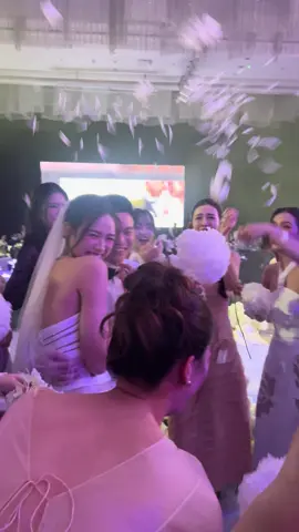 Khu tự trị Đỗ Hà bữa nay sung quá. Nhìn dâu rể hạnh phúc mọi người ai cũng vui lây #dothiha #dohavietvuong #wedding #senvang #anhchuyeuaodai