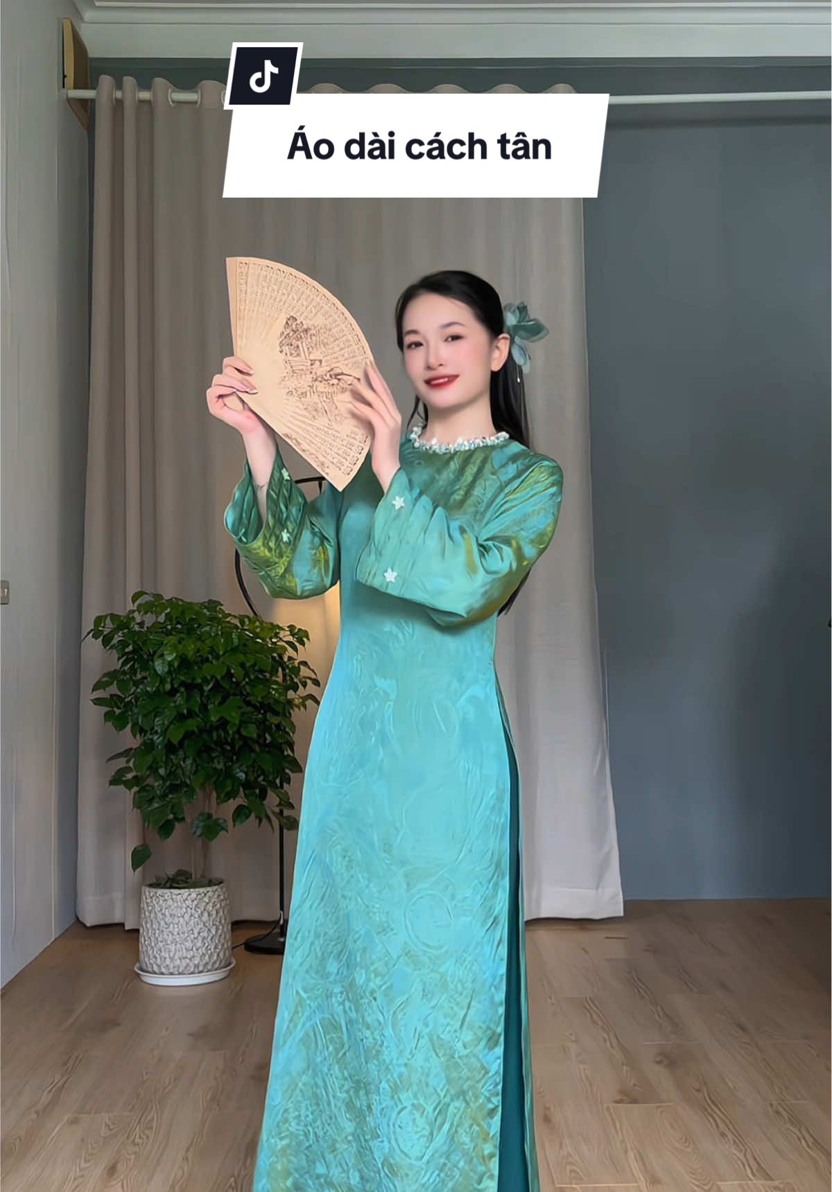 Mặc em áo dài này nó nhẹ mà mềm, thoải mái lắm luôn ý chị em ạ. Vừa đẹp mà còn thoải mái thì còn gì bằng đúng không ạ #lendocungkapi #aodai #aodaicachtan #aodaitet #aodaitruyenthong 