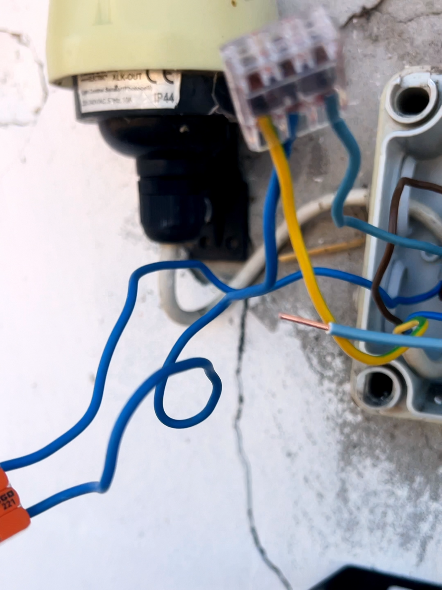 Színtévesztő Villanyszerelő? 🤦‍♂️ Minden szín mindennel!! A videóban egy hihetetlenül veszélyes és szakszerűtlen elektromos bekötést mutatunk be. A kérdés: 